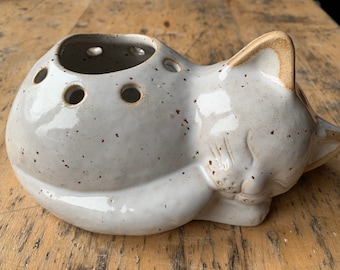 Handgefertigte Heizungsverdunsterfigur/ Handglasierte Keramikkatze/ Luftbefeuchter/ Weiße, liegende Verdunsterkatze