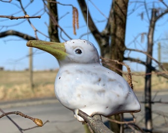 Fröhlicher, weißer Eisvogel/ Gartendeko/ Keramikvogel frostfest