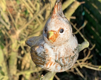 Fröhliche, weiß-goldene Haubenmeise/Gartendeko/Keramikvogel frostfest