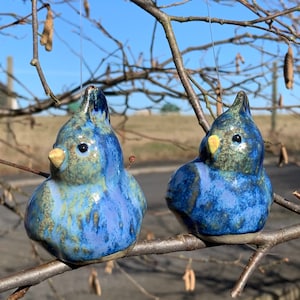 Fröhliches, blau-grünes Haubenmeisenpaar/Gartendeko/Keramikvogel frostfest