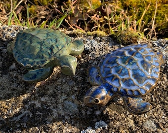 Handgefertigte Schwimmtierchen/ Handglasiertes 2er Set Gartenkeramik/ 2 schwimmende  Schildkröten in grün und blau aus Ton/