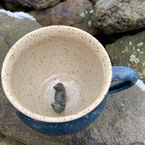 Handgetöpferte,handglasierte Tasse/ Kaffeetasse/ Teetasse/ Tontasse/ Keramiktasse mit eingebrannter Katze am Boden/ Morgenmuffeltasse