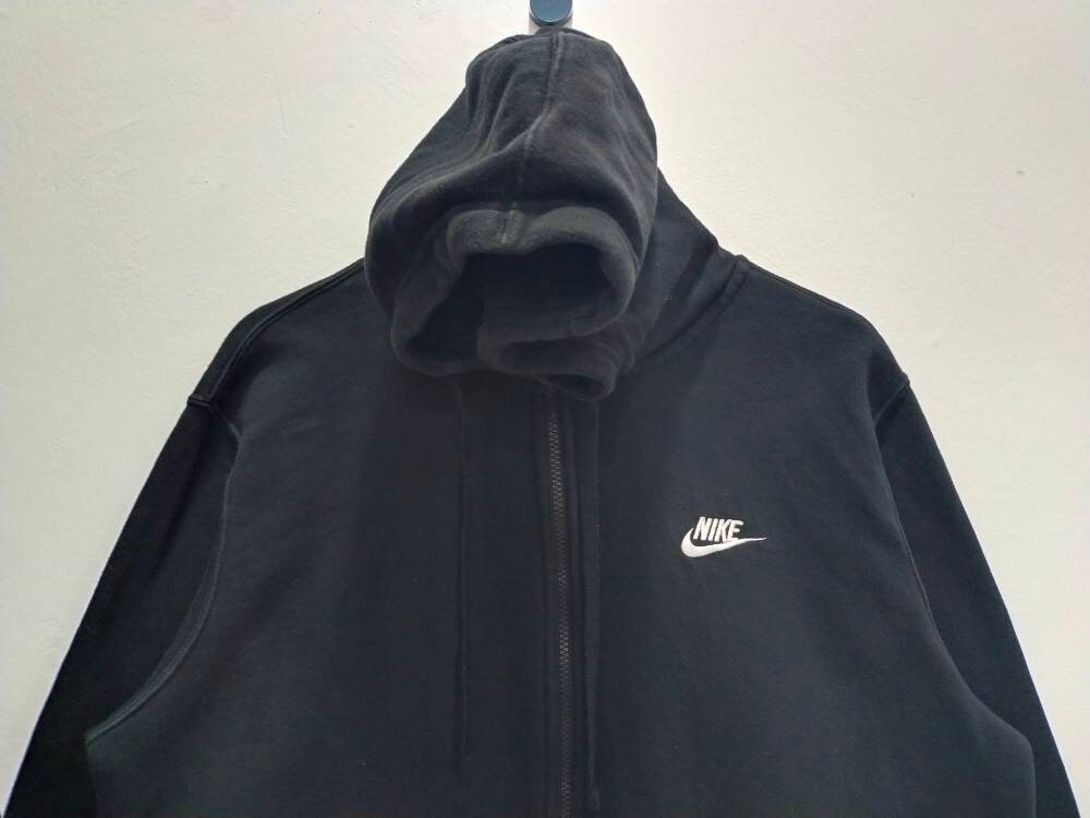 Felpa Nike con cerniera completa e logo ricamato, bel design