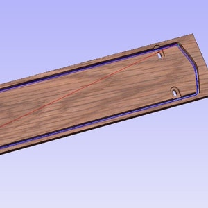 Może przedstawiać: Drewniana tabliczka z prostokątnym wycięciem i zaokrąglonymi rogami. Tabliczka ma jasnobrązowe usłojenie drewna i ciemnobrązową ramkę. Na górze i na dole tabliczki znajdują się dwa małe otwory.