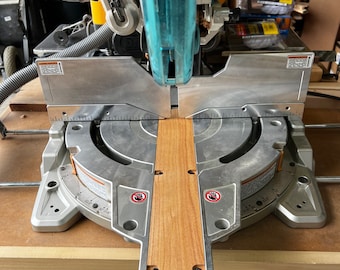 Sierra ingletadora de 12” Makita LS1219 con placa de inserción sin espacio libre