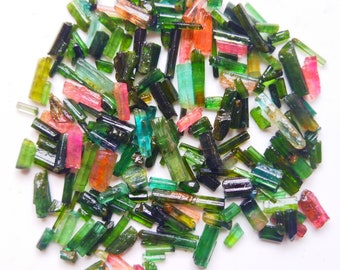 Matite di tormalina multicolore, cristalli di pietre preziose grezze
