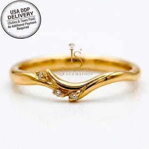 Anillo de boda minimalista curvo con diamantes, anillo ondulado de oro de 18 quilates, delicado anillo apilable para mujer, anillo de promesa único con diseño de espiga.