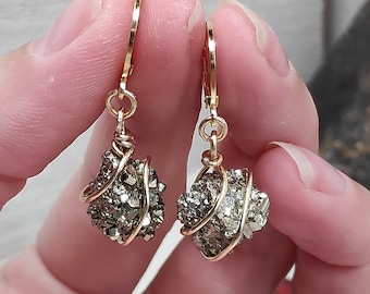 Boucles d'oreilles en pyrite de fer naturel, boucles d'oreilles en acier inoxydable, boucles d'oreilles cubes de pyrite brute, boucles d'oreilles élégantes et délicates de protection de la guérison