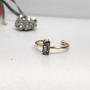 Anillo de pirita de hierro crudo ajustable delicado pequeño anillo de cabujón rectangular, anillo de piedra de protección