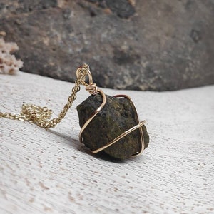 Roher grüner Turmalin Halskette, Gelbgold Wire Wrap, Roher Turmalin Anhänger, Heilender Schutzstein, Natürlicher Roher Edelstein