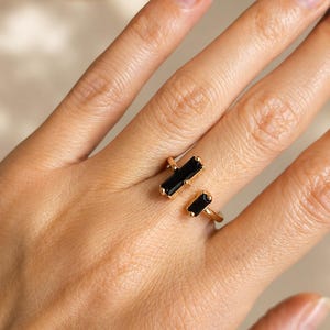 Verstellbarer schwarzer Zirkonia-Ring - Vergoldetes offenes Messingband - Minimalistischer Statement-Ring