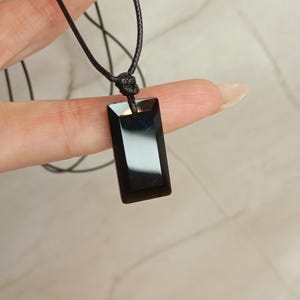 Collier à pendentif rectangulaire en obsidienne noire : cordon réglable, pierre de guérison