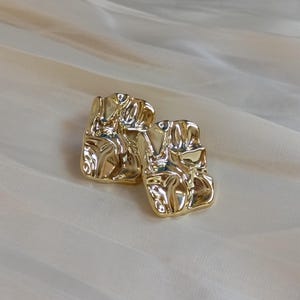 Pendientes de botón dorados con textura llamativa / Pendientes rectangulares modernos y ligeros, pendientes llamativos con pasadores de acero inoxidable, diseño geométrico minimalista