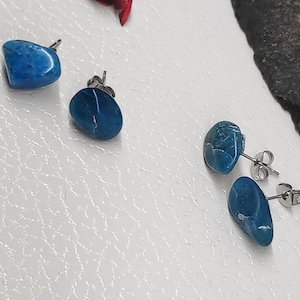 Blaue Apatit Ohrringe, Ohrstecker Ohrringe, Kleine Ohrringe, Handgemachte zierliche Ohrringe, Edelstein Ohrringe, Apatit Schmuck