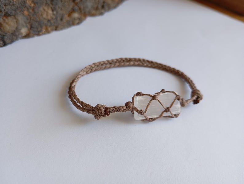 Roh Selenit Armband • Makramee Kristall Armband • Verstellbares Schiebeknoten Armband • Natürlicher Edelstein Schmuck Bild 10