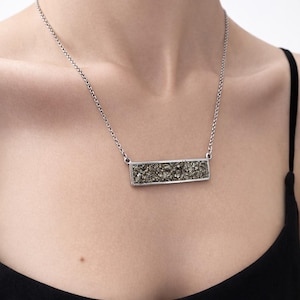 Collar de barra de pirita cruda, acero inoxidable, chips de pirita natural, joyería minimalista hecha a mano.