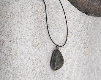 Labradorite Pendant Necklace: Healing Crystal, Unisex Gemstone