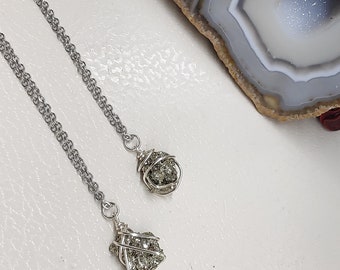 Collier avec pendentif en pyrite enveloppé de fil, chakra du plexus solaire, collier en pyrite de fer brut, bijoux de protection, cadeau pour petite amie