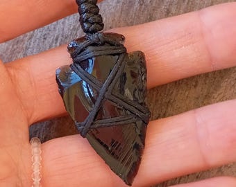 Rå svart obsidian 3 cm pilspetshänge: Handgjort, skyddande energihelande halsband, boho smycken, kristallgåva