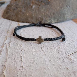 Bracciale in macramè con croce in ematite o pirite: gioiello di protezione religiosa, regalo spirituale