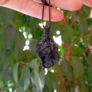 Ruwe zwarte obsidiaanhanger ketting, ruwe obsidiaanketting, zwarte koordwikkelsteen, beschermingskristallen hanger, ruwe edelsteenhanger