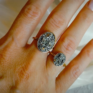 Anello in pirite placcato oro • Anello ovale regolabile con druzy • Pietra di piccole o grandi dimensioni • Gioielli con pietre preziose Boho