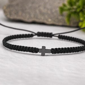 Pulsera de cruz cristiana de hematita: joyería religiosa anudada en micro macramé hecha a mano, regalo para creyentes.
