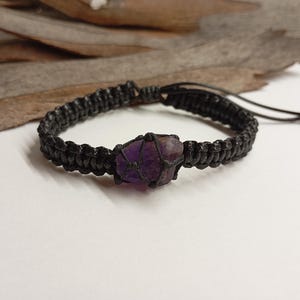 Pulsera de amatista natural en bruto, pulsera anudada en macramé, pulsera de piedra en bruto, pulsera de gemas en bruto, pulsera de cristal en bruto, pulsera ajustable