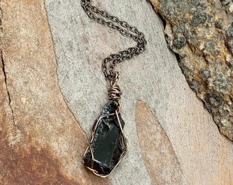 Collana con ciondolo in ossidiana nera grezza • Gioiello in cristallo curativo avvolto in filo • Amuleto in pietra protettiva • Cordoncino o catena regolabile • Regalo per lui