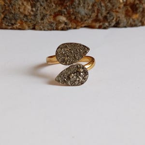 Anillo de pirita en bruto: Anillo abierto ajustable chapado en oro, joyería del zodíaco estilo boho.
