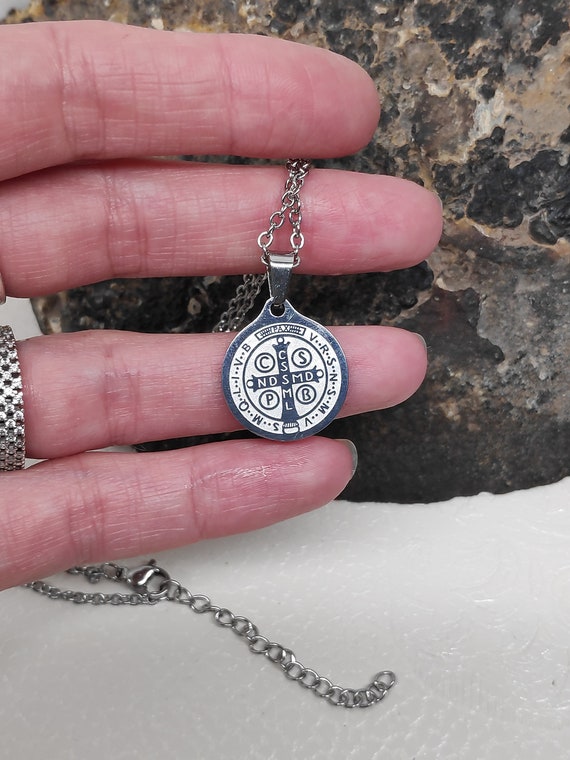 Collana Con Medaglia Di San Benedetto: Ciondolo Di Protezione In