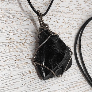 Colgante de obsidiana negra cruda, colgante de cristal curativo, collar de piedra cruda envuelto en alambre, collar colgante de protección, piedra preciosa natural