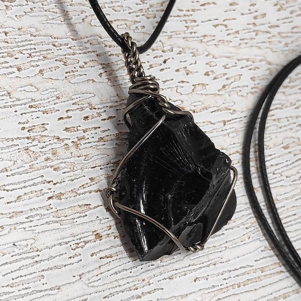 Pendentif en obsidienne noire brute, pendentif en cristal curatif, collier en pierre brute enveloppé de fil métallique, collier avec pendentif de protection, pierre précieuse naturelle