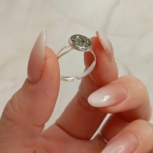 Anillo de pirita cruda ajustable, anillo de piedra preciosa natural, anillo minimalista delicado en oro o plata