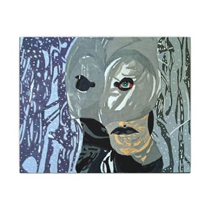 Op de afbeelding: Acrylverfschilderij op canvas toont een figuur met een grijs masker, waarvan één oog zichtbaar is. Het andere oog is rood. De achtergrond heeft blauwe en grijze abstracte vormen. Het is een portret.