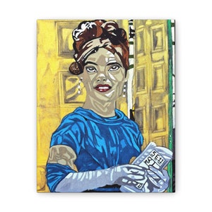 Puede incluir: Impresión en lienzo de un retrato estilizado de una mujer. Lleva una blusa azul, un pañuelo marrón y guantes blancos. Sostiene papeles con "SE11". El fondo es una puerta amarilla.