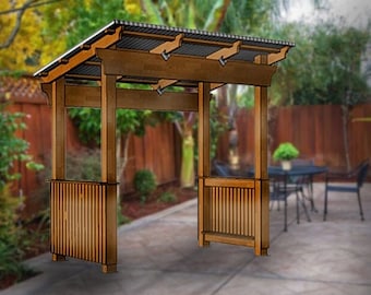 Pode incluir: Uma pérgola de madeira com telhado de metal, que fornece sombra para um espaço exterior. A pérgola tem um design simples com ripas verticais nas laterais e um telhado plano.