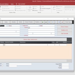 Pode incluir: Captura de tela de uma interface de software com fundo cinza claro. A interface apresenta um cabe&ccedil;alho vermelho com op&ccedil;&otilde;es de menu e uma janela branca exibindo campos de entrada de dados. A janela inclui r&oacute;tulos como "Nuova Fattura" e "Elimina Riga Selezionata".