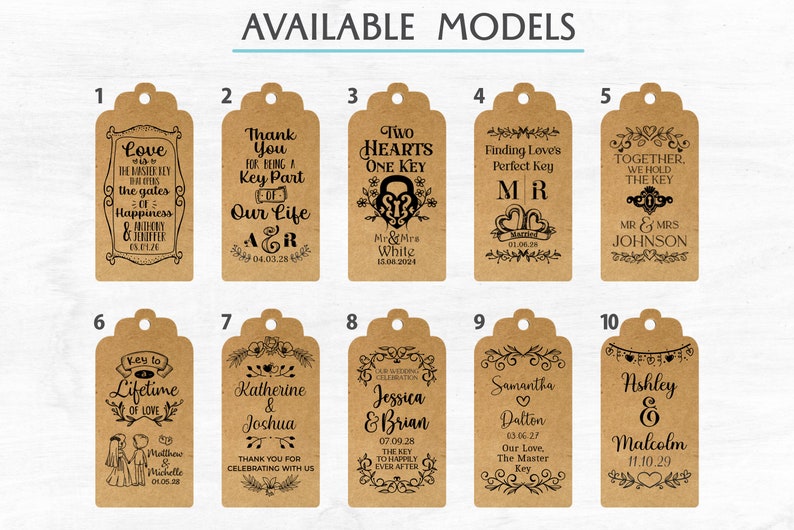 Puede incluir: Diez dise&ntilde;os diferentes de etiquetas de regalo de boda con papel marr&oacute;n y tinta negra. Las etiquetas presentan varias ilustraciones y textos con tem&aacute;tica nupcial, incluidos corazones, llaves y fechas de boda.