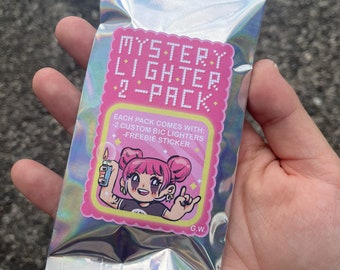 Könnte beinhalten: Ein silberner holografischer Beutel mit einem rosa und weißen Aufkleber, auf dem "MYSTERY LIGHTER 2-PACK" steht. Der Aufkleber enthält auch eine Illustration einer Comicfigur, die einen Feuerzeug hält, und den Text "EACH PACK COMES WITH: -2 CUSTOM BIC LIGHTERS -FREEBIE STICKER" und "G.W."