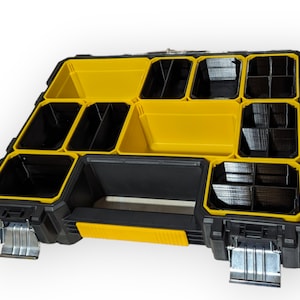 Może przedstawiać: Czarno-żółta plastikowa skrzynka do przechowywania narzędzi z wieloma przegródkami. Skrzynka ma wyjmowaną tacę z mniejszymi przegródkami i dużą otwartą przestrzeń na większe narzędzia.