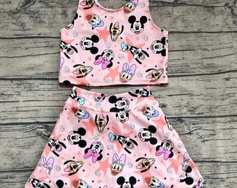 Conjunto de falda pantalón con personajes de dibujos animados: pato y ratón.