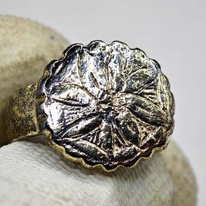 Middeleeuwse bloemenring / Middeleeuwse ring / Oude ring / Middeleeuwse artefacten / Oude ring / 15-16e eeuw, maat 19 mm (VS 9)