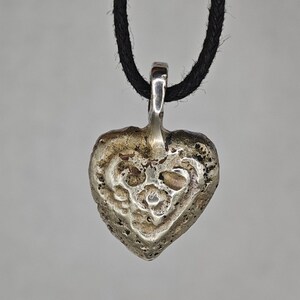 Oud Viking-hart. Valentijnskaart van de Viking. Antieke hanger. Antieke hanger met een hart uit de Vikingtijd 10-11 na Christus