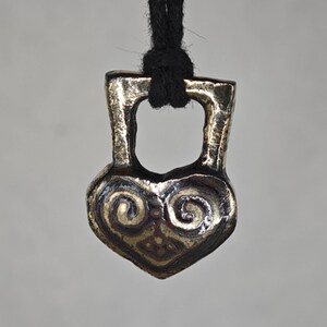 Oud Vikinghart met Niello. Valentijnskaart van de Viking. Antieke hanger. Antieke hanger met een hart uit de Vikingtijd 10-11 na Christus