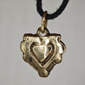 Klein oud Viking-hart. Valentijnskaart van de Viking. Antieke hanger. Antieke hanger met een hart uit de Vikingtijd 10-11 na Christus