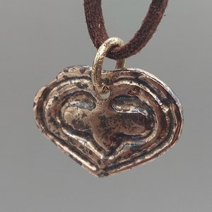 Oud Viking-hart. Valentijnskaart van de Viking. Antieke hanger. Antieke hanger met een hart uit de Vikingtijd 10-11 na Christus
