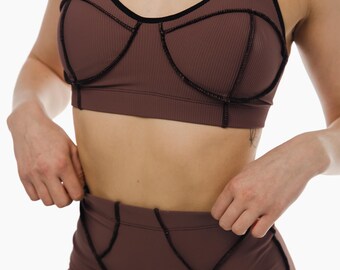 Conjunto de pole dance acanalado: sujetador de tirantes y shorts.