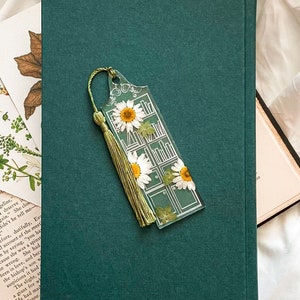 Bookshelf Pressed Daisy Flower Resin Bookmark Handmade Gifts for Her Gift Idea for Book Lovers Customizable image 1