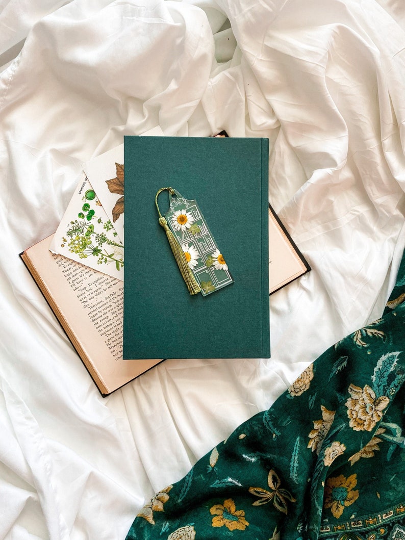 Bookshelf Pressed Daisy Flower Resin Bookmark Handmade Gifts for Her Gift Idea for Book Lovers Customizable image 1